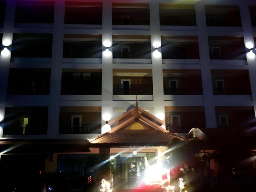 Rayong Lanna Hotel Exterior foto