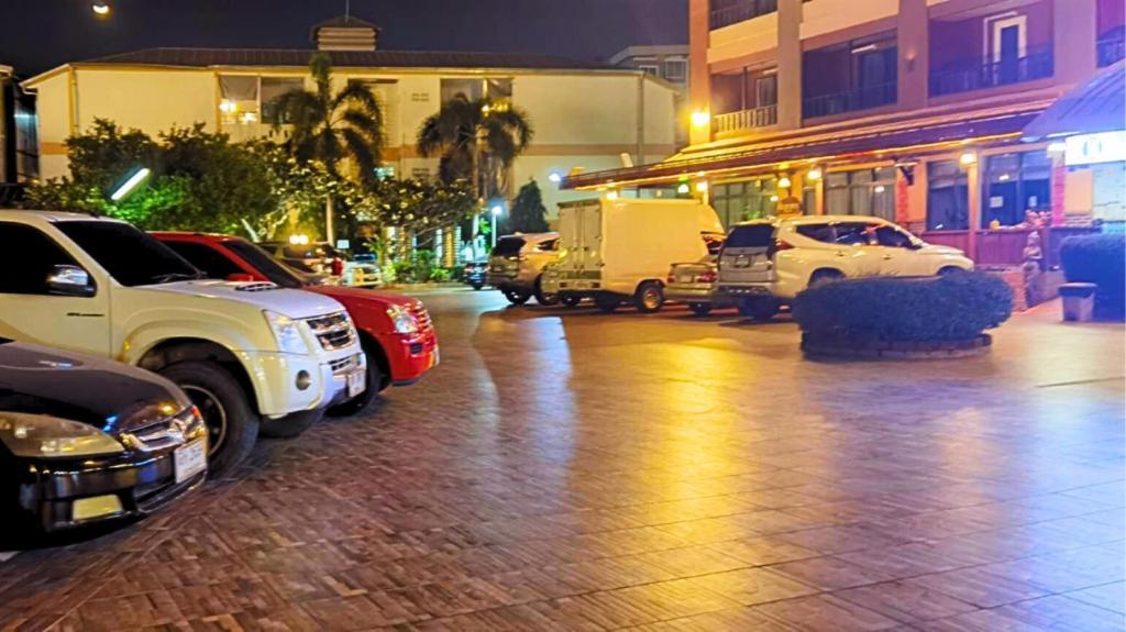 Rayong Lanna Hotel Exterior foto