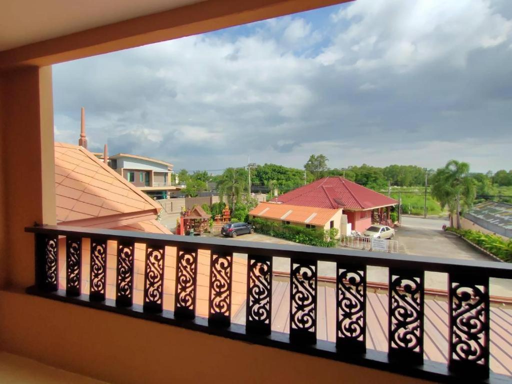 Rayong Lanna Hotel Exterior foto